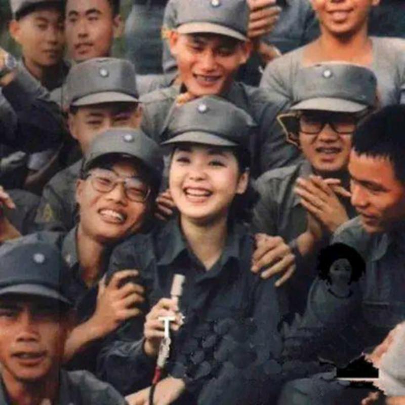 邓丽君26岁在军营里唱甜蜜蜜的相关图片